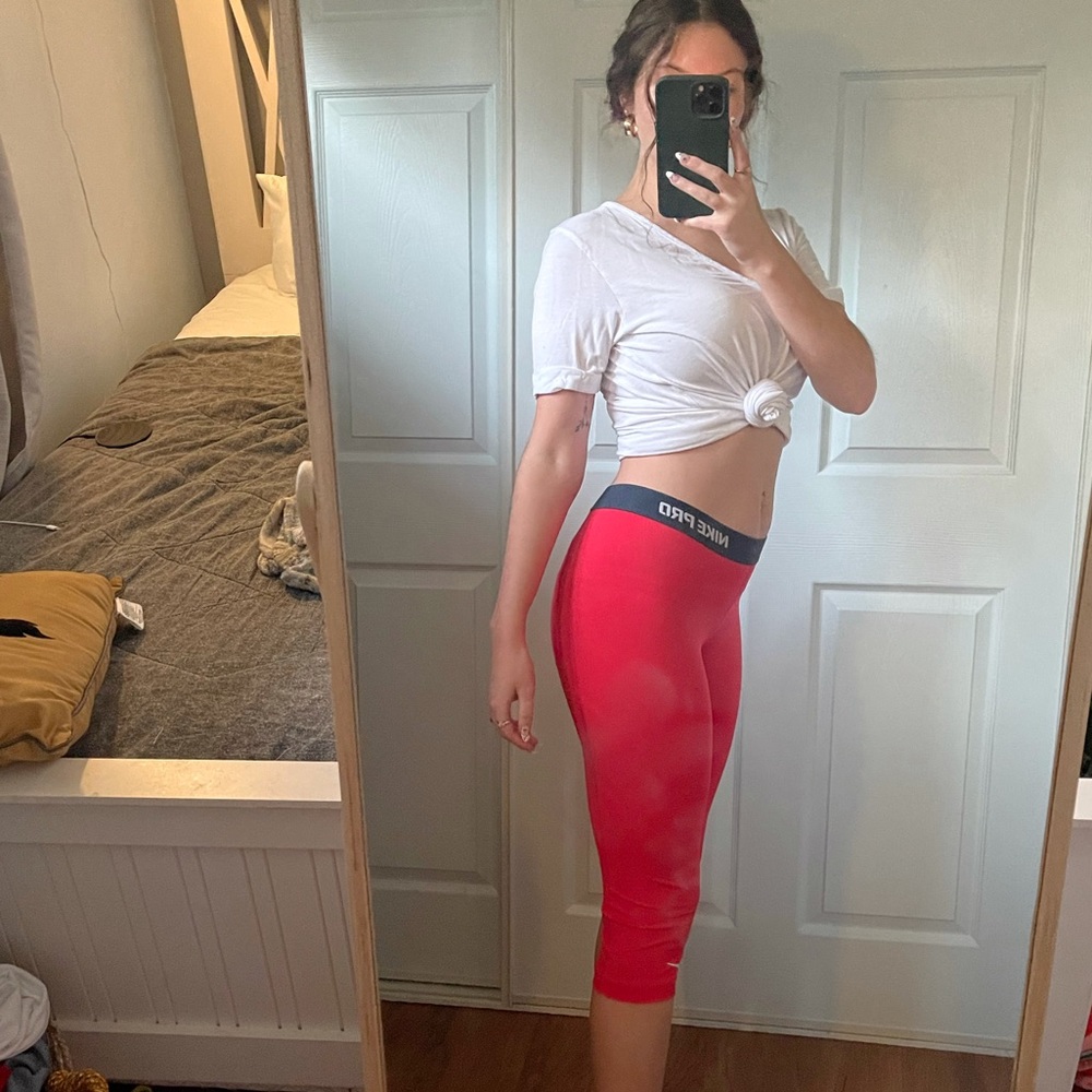 Red Nike pro Capri leggings